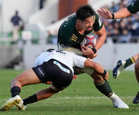 　トヨタ-ＢＲ東京　前半、突進するトヨタ・姫野＝パロマ瑞穂ラグビー場