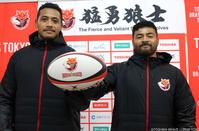 　ＢＬ東京に加入したＮＺ代表のモウンガ（右）とフリゼル（Ｃ）ＢＬ東京