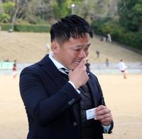 　Ａリーグ残留を決め涙ぐむ同志社・宮本啓希監督（撮影・山口登）