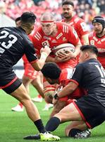 神戸-三重　後半、神戸のレタリック（中央）がトライを挙げ、31-10とリードする（撮影・中西幸大）