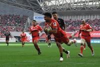 　後半、神戸・サベアがトライ、５２-１０とする