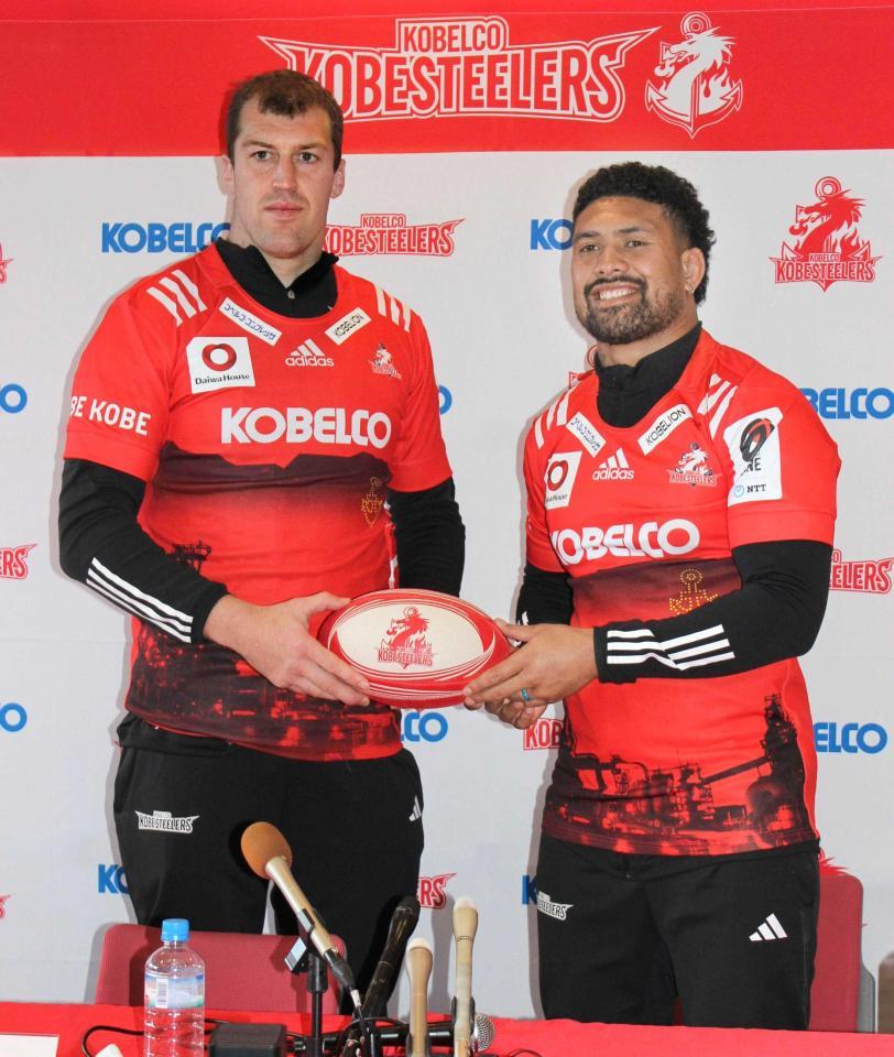 　記念写真に納まるラグビーのリーグワン神戸・レタリック（左）とサベア