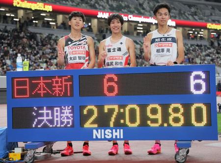 　日本記録を更新した（左から）２位・太田智樹、１位・塩尻和也、３位・相沢晃（撮影・吉澤敬太）