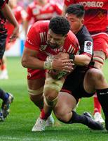 　後半、トライを決める神戸・サベア