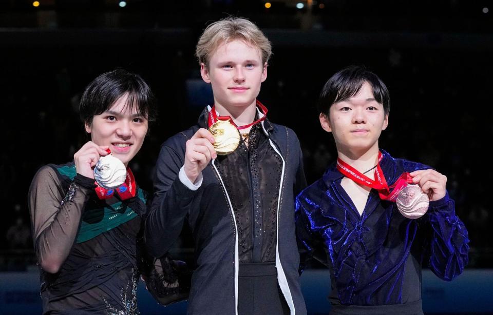 　メダルを手にする（左から）男子で２位の宇野昌磨、１位のイリア・マリニン、３位の鍵山優真