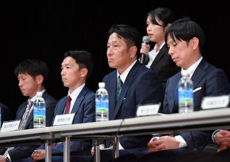 　箱根駅伝記者発表会で各大学の陸上競技部員の意気込みに耳を傾ける青学大・原晋監督（右から２人目）＝撮影・開出牧