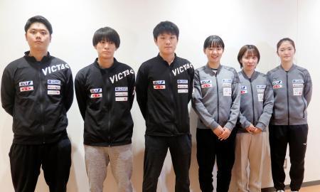 　卓球の混合団体Ｗ杯から帰国し、取材に応じた張本智和（左から３人目）ら＝１１日、羽田空港