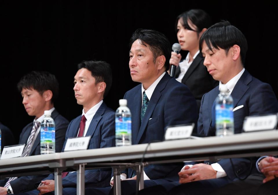 　箱根駅伝記者発表会で各大学の陸上競技部員の意気込みに耳を傾ける青学大・原晋監督（右から２人目）＝撮影・開出牧