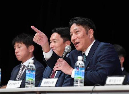 　箱根駅伝記者発表会で「負けてたまるか大作戦」を発表した青学大・原監督（右）＝撮影・開出牧