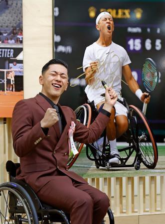 　「２０２３年報道写真展」で自身の写真パネルにサインした車いすテニス男子の小田凱人選手＝１３日午前、東京都中央区の日本橋三越本店