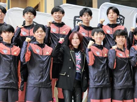 壮行会に駆けつけた相川七瀬（前列中央）とポーズをとる国学院大陸上部の選手