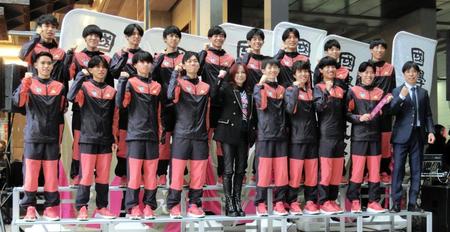 　壮行会に駆けつけた相川七瀬（前列左から５人目）とポーズをとる国学院大陸上部のメンバー