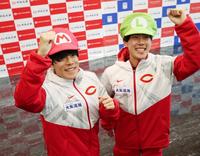 　中大から兄弟で箱根へ。「スーパーマリオブラザーズ」にふんしてポーズをとる兄の吉居大和（左）と弟の駿恭