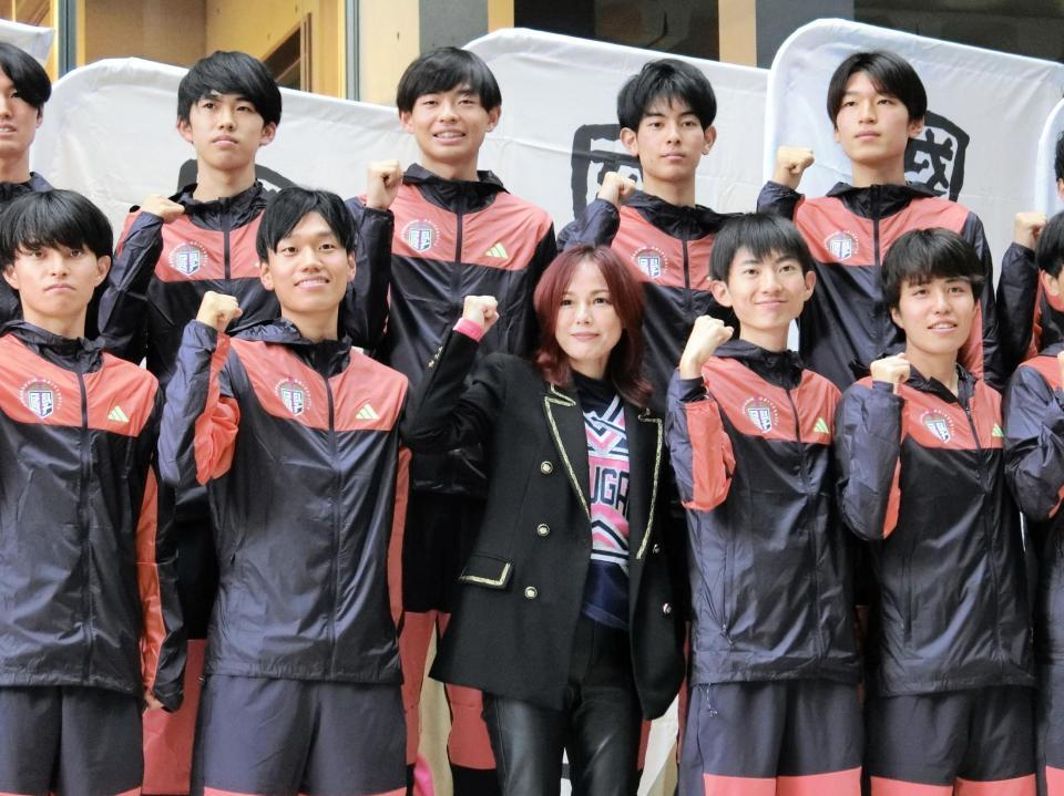 壮行会に駆けつけた相川七瀬（前列中央）とポーズをとる国学院大陸上部の選手