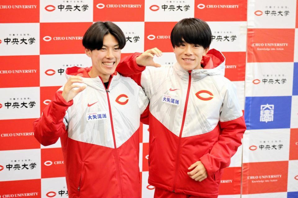 　中大のＣポーズをして笑顔を見せる吉居大和（右）と弟の駿恭