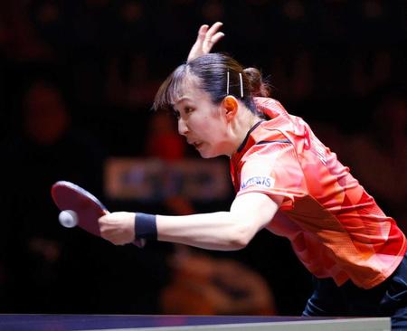 　シングルス１回戦でプレーする早田ひな