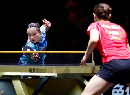 　シングルス準々決勝　中国の陳夢（右）と対戦する伊藤美誠＝名古屋金城ふ頭アリーナ