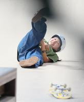 　トリックに失敗する西矢椛（撮影・吉澤敬太）