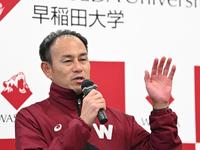 記者の質問に答える早大の花田勝彦監督　※※　＝埼玉県所沢市