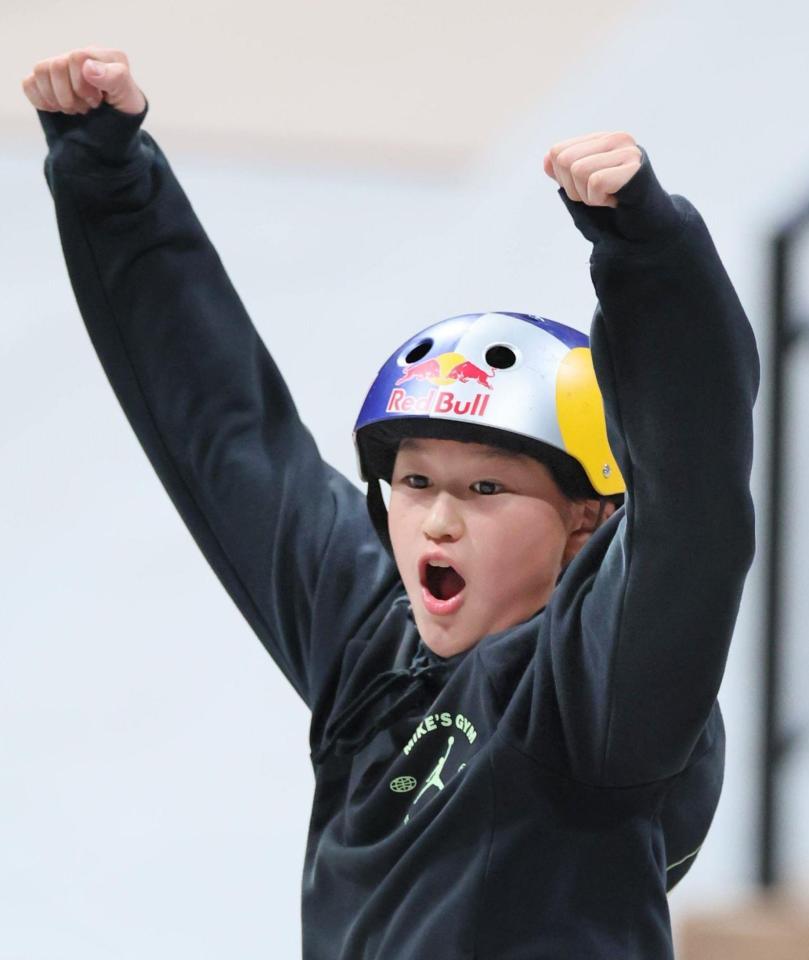 　会心のトリックを決め喜ぶ小野寺吟雲（撮影・吉澤敬太）