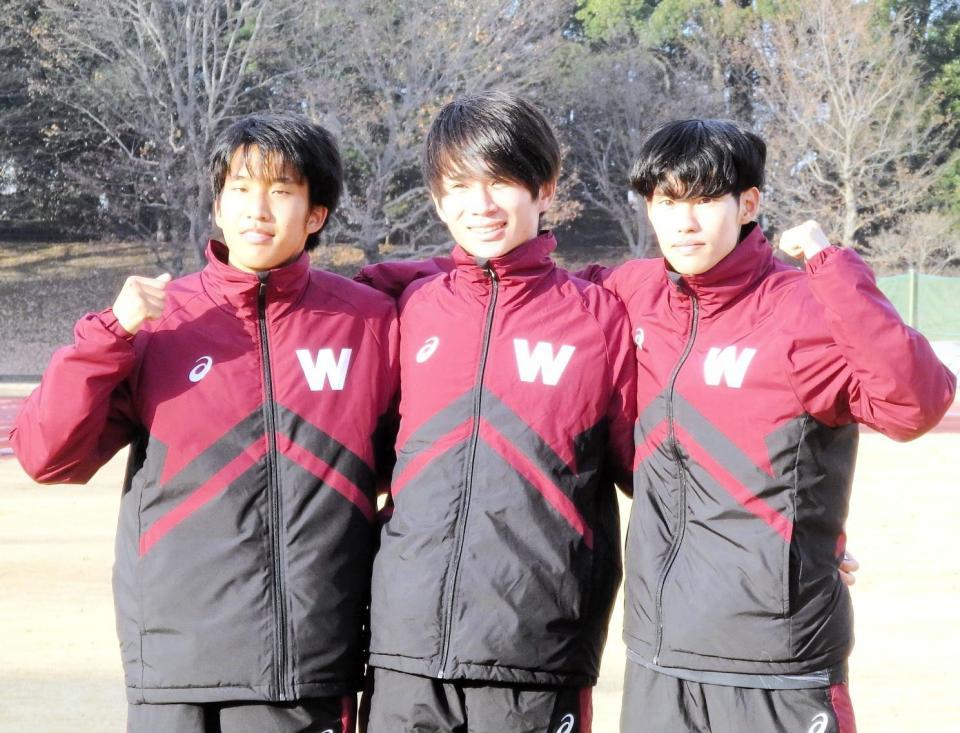 　写真に応じる（左から）石塚陽士、山口智規、伊藤大志＝埼玉・早大所沢キャンパス