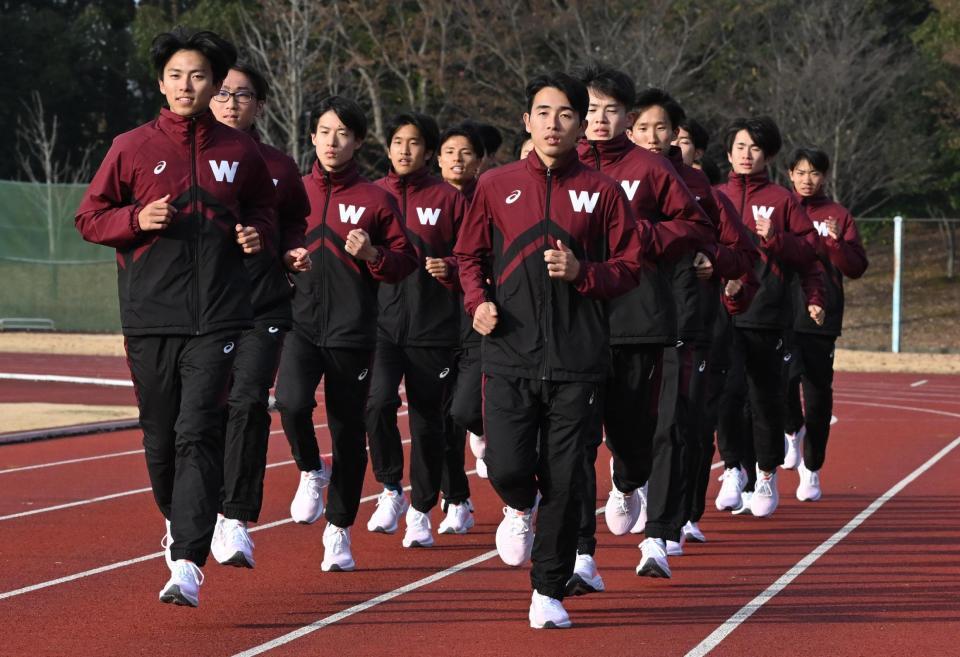 箱根駅伝に向け練習する早大の菖蒲敦司（手前左）ら　※※　＝埼玉県所沢市