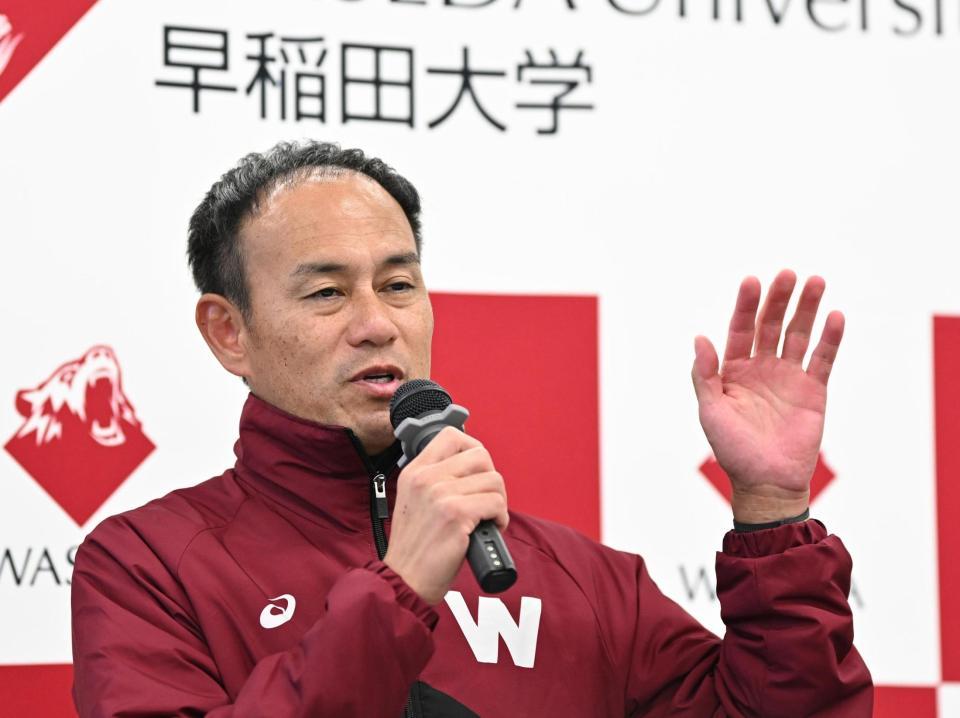 記者の質問に答える早大の花田勝彦監督　※※　＝埼玉県所沢市