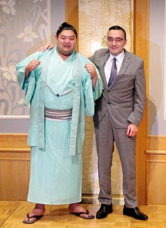 　新小結昇進会見で笑顔の阿炎（左）。右は師匠の錣山親方＝１９年６月撮影