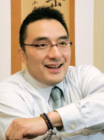 　インタビューに応じる錣山親方＝２００７年１０月、東京都内