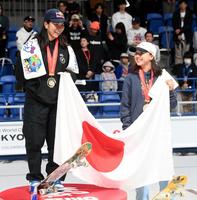 　表彰台で日の丸を手に笑顔を見せる優勝した織田夢海と３位の西矢椛（右）＝撮影・堀内翔