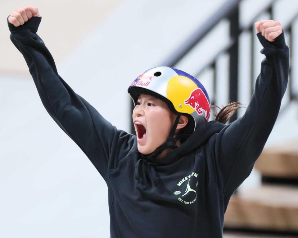 　会心のトリックを決め喜ぶ小野寺吟雲