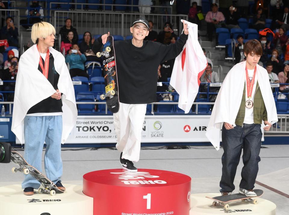 　笑顔で表彰台に上がる白井空良（中央）。左は２位の根附海龍、右は３位の堀米雄斗（撮影・堀内翔）