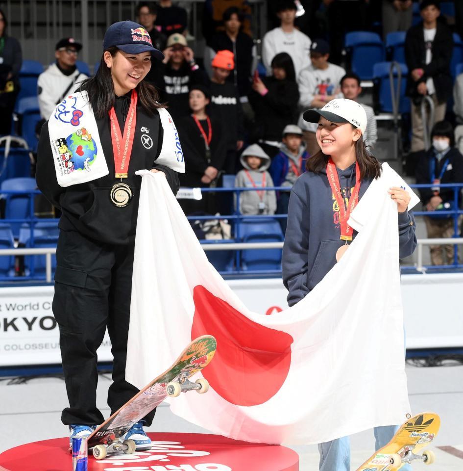 　表彰台で日の丸を手に笑顔を見せる優勝した織田夢海と３位の西矢椛（右）＝撮影・堀内翔