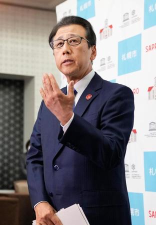 　札幌市で開かれた競技団体など関係者との意見交換会後、報道陣の質問に答える秋元克広市長