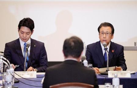 　競技団体など関係者との意見交換会で、札幌冬季五輪パラリンピック招致活動の停止を表明した秋元克広札幌市長。左は北海道の鈴木直道知事
