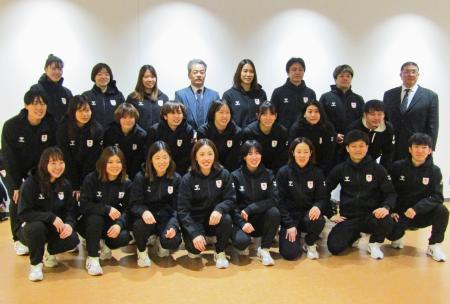 　帰国後に記念撮影に応じるハンドボール女子日本代表の選手ら＝２０日、羽田空港