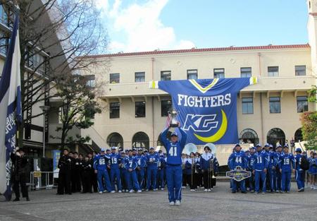 　トロフィーを掲げる海崎琢主将（手前）と関学大のメンバー