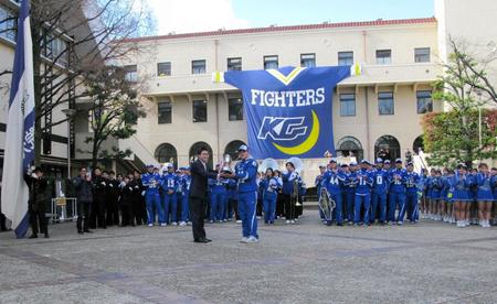 　トロフィーを受け取る関学大・海崎琢主将（手前右）