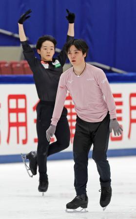 　公式練習で調整する宇野昌磨（右）と鍵山優真＝長野市ビッグハット