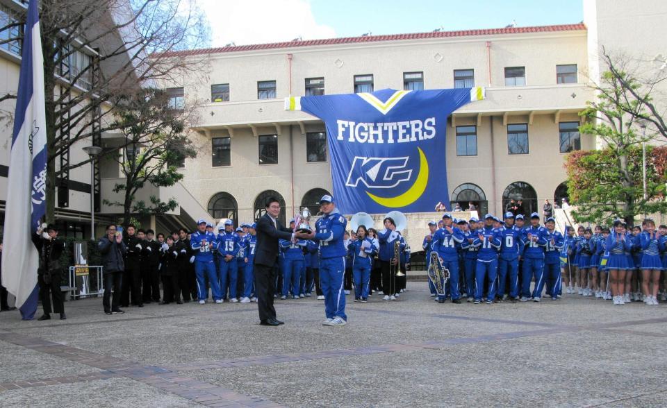 　トロフィーを受け取る関学大・海崎琢主将（手前右）