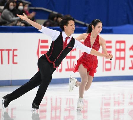 　華麗な演技を披露する長岡柚奈（右）、森口澄士ペア（撮影・佐々木彰尚）