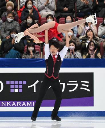 　華麗な演技を披露する長岡柚奈（上）、森口澄士ペア（撮影・佐々木彰尚）