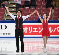 　ファンにあいさつをする長岡柚奈（右）、森口澄士ペア（撮影・佐々木彰尚）