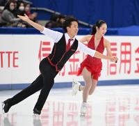 　華麗な演技を披露する長岡柚奈（右）、森口澄士ペア（撮影・佐々木彰尚）