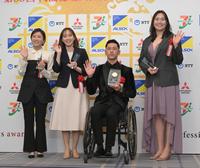 　受賞に笑顔で手を振る（左から）イ・ボミ、石川佳純さん、小田凱人、北口榛花（撮影・金田祐二）