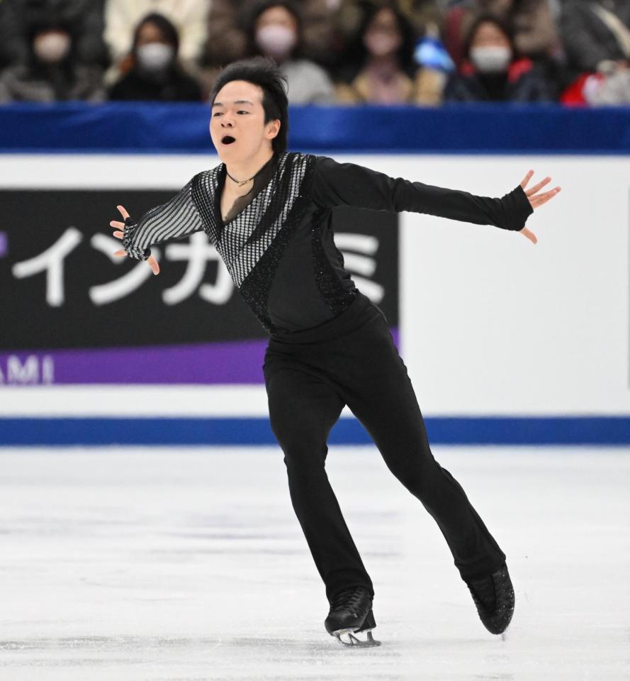 　華麗な演技を披露する鍵山優真（撮影・佐々木彰尚）