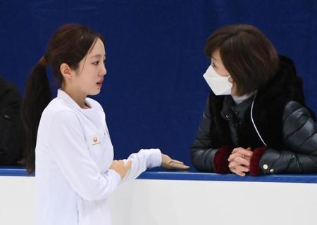 　コーチと話す本田真凜（撮影・佐々木彰尚）