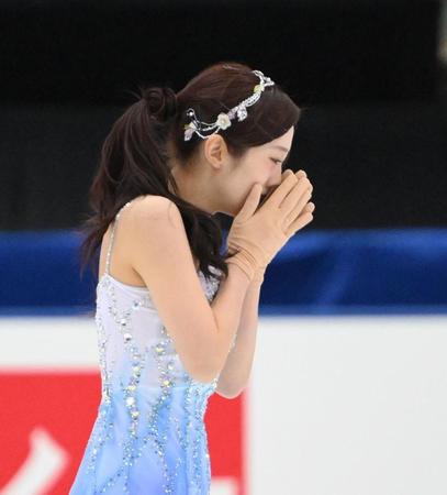 　演技を終えて感極まる本田真凜（撮影・佐々木彰尚）