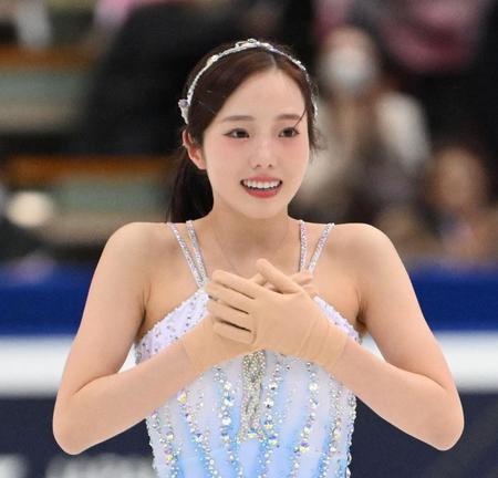 　ファンにあいさつをする本田真凜（撮影・佐々木彰尚）