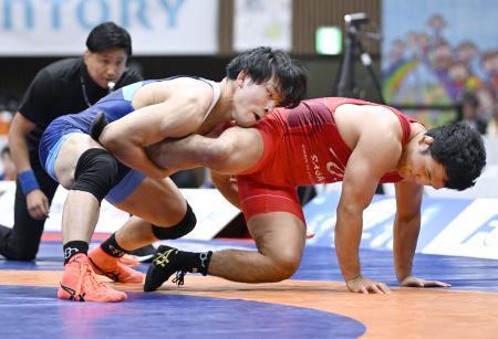 　男子フリー８６キロ級準決勝　攻める高谷惣亮（左）＝代々木第二体育館